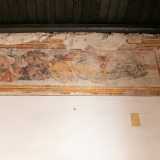 Sui muri i nostri occhi vengono attratti da lunghe fasce perimetrali racchiuse in cornici ocra e rossastre, con elaborati affreschi settecenteschi di ispirazione classica. Riproducono scene di un tiaso marino...